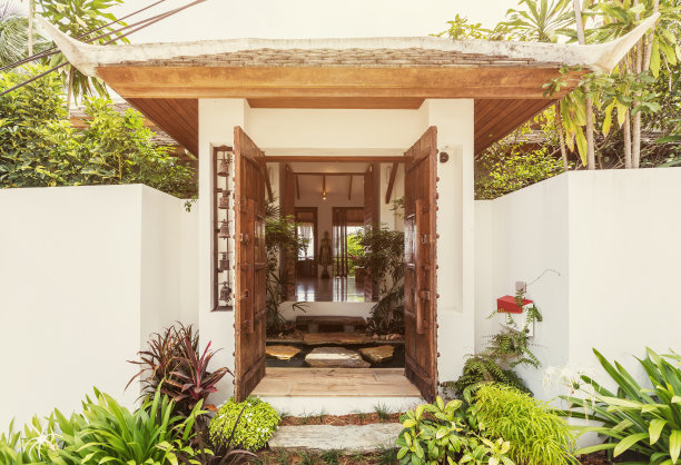 木门，美丽的豪华别墅进入自然装饰，石头，水和植物。境内的棕榈树图片下载