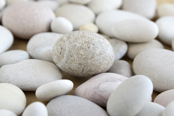 卵石组，颜色浅淡，石质背景，卵石圆润光滑，质感简单和谐图片下载
