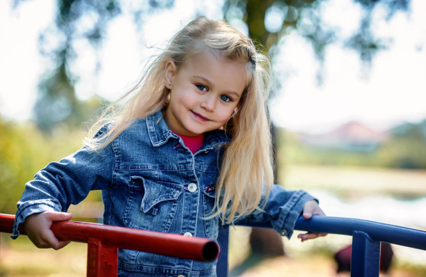 孩子在操场上图片下载