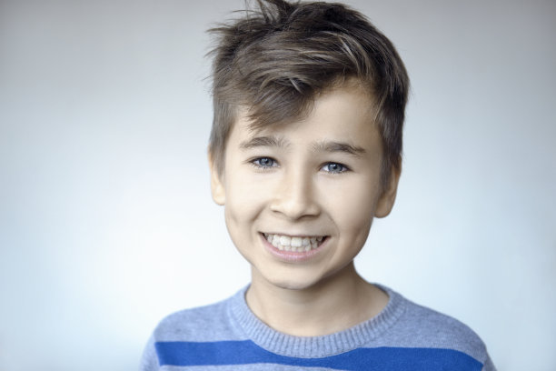 对着彩色背景微笑的少年 портрет图片下载