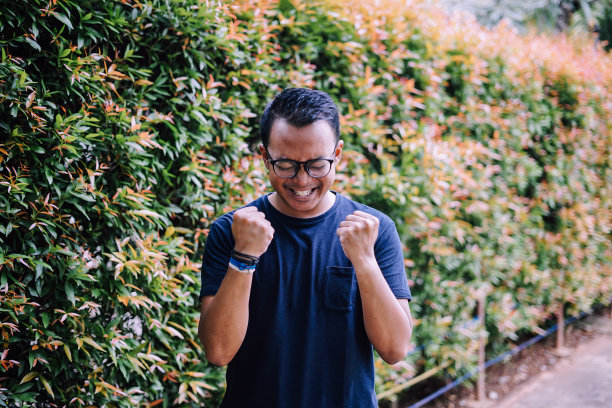 快乐的东南亚年轻人图片下载