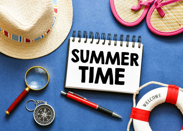 在蓝色背景的笔记本上写着夏季的课文。从以上观点。图片下载