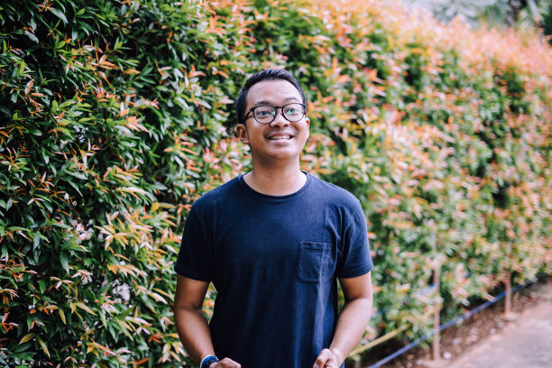 快乐的东南亚年轻人图片下载