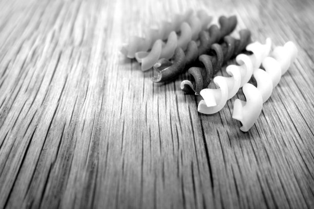 干意面在木板上的黑白。图片下载