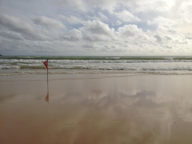 在有海浪的沙滩上禁止游泳图片下载