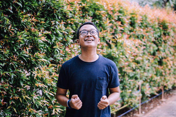 快乐的东南亚年轻人图片下载