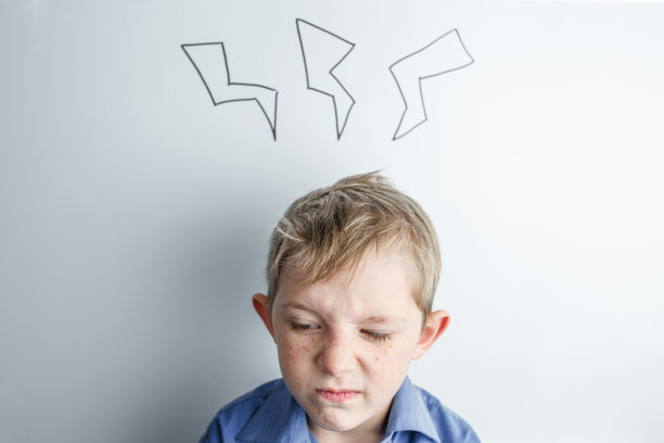 表达愤怒概念的沮丧和愤怒的男孩图片下载