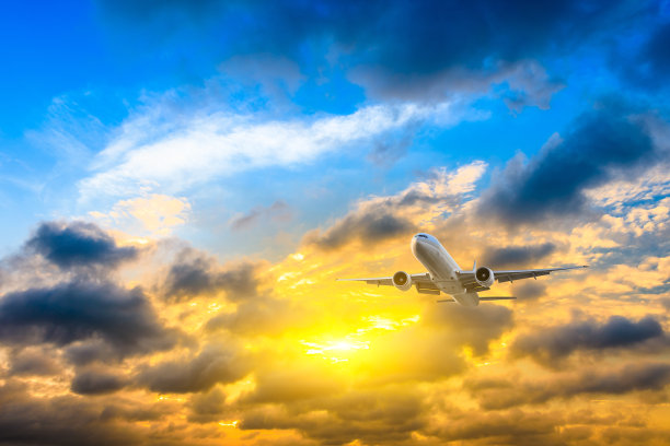 高空飞机和黄昏美丽的天空图片下载