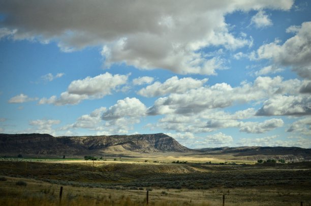 天空下的蒙大拿田野图片下载