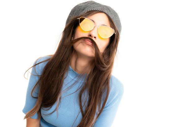 一个戴着贝雷帽和太阳镜的女孩在一个白色的工作室背景图片下载