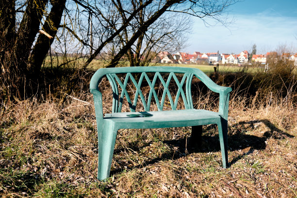 空风化的塑料长凳在阳光明媚的二月景观图片下载