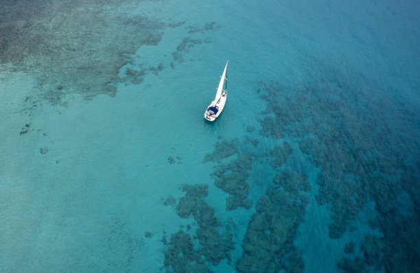 这是一艘豪华帆船在希腊克里特岛深蓝色地中海上巡航的无人机照片图片下载