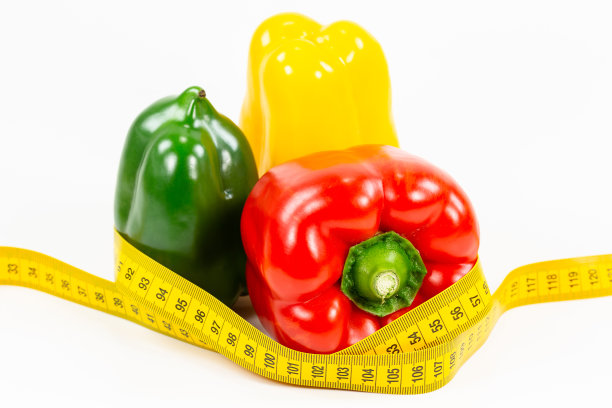 一些辣椒水果与卷尺说明健康的生活方式孤立在白色的背景图片下载