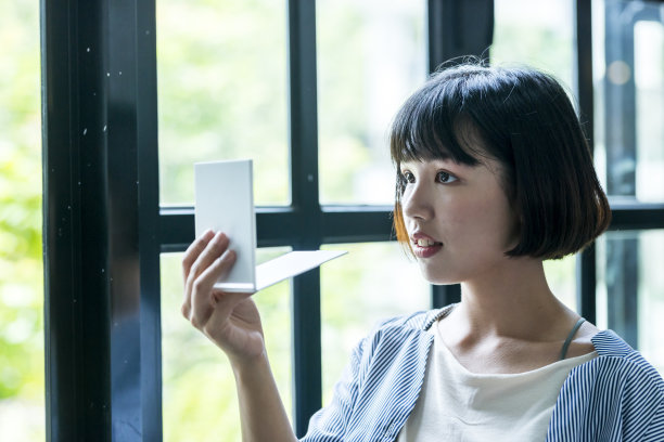 女孩拍照图片下载