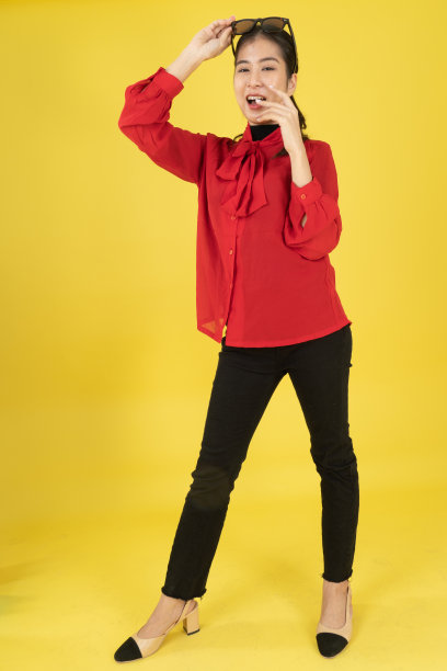 黄色背景的时尚年轻模特。图片下载