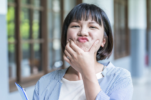 女孩做emoji图片下载