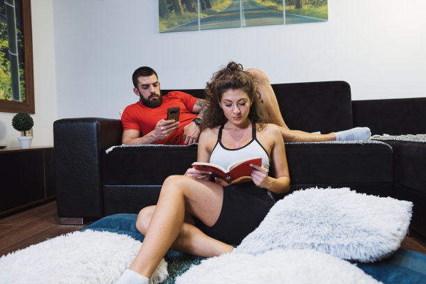 一对夫妇在客厅里放松图片下载