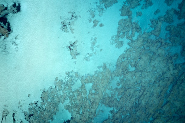 这是一艘豪华帆船在希腊克里特岛深蓝色地中海上巡航的无人机照片图片下载