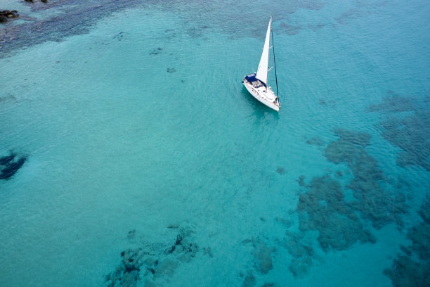 这是一艘豪华帆船在希腊克里特岛深蓝色地中海上巡航的无人机照片图片下载