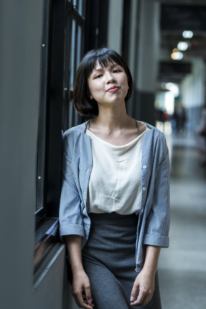 窗边的女学生图片下载