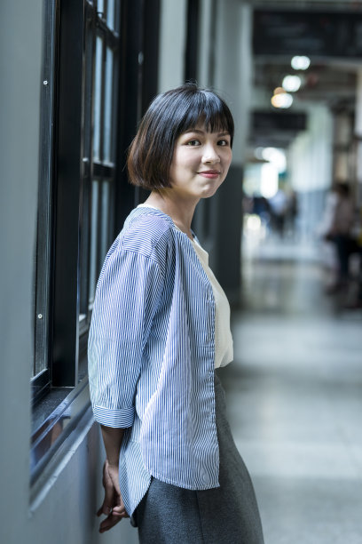 窗边的女学生图片下载