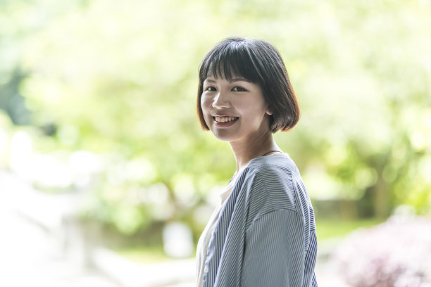 女孩回头图片下载