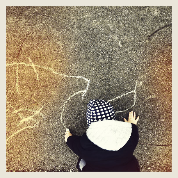 幼儿在街上用粉笔画画图片下载