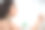 迷人的女士看着镜子，同时滚动按摩器图片下载