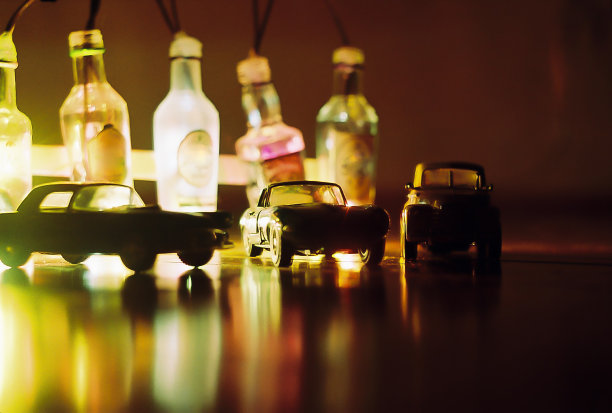 微型汽车的剪影，明亮的背景图片下载