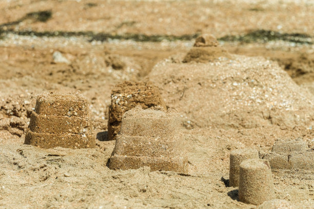 阳光沙滩上简单的沙塔和城堡图片下载