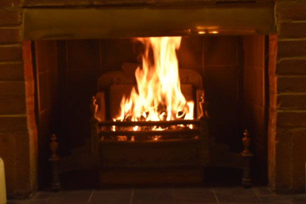 在圣诞节假期的火炉中节日的原木火跳舞的火焰图片下载