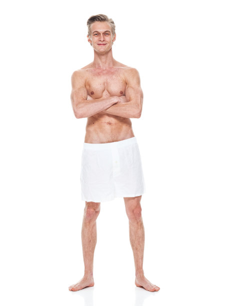 白人年轻男性穿着内衣站在白色背景前图片下载