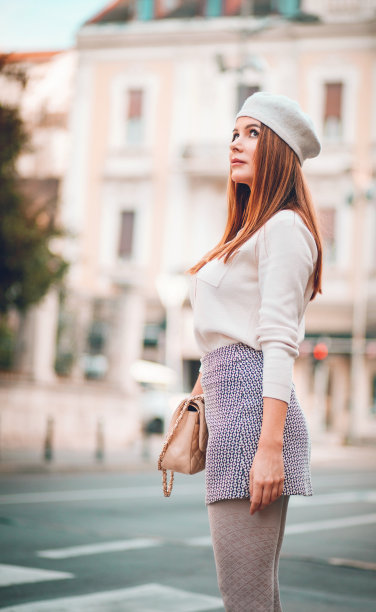 美丽优雅的女子过马路图片下载