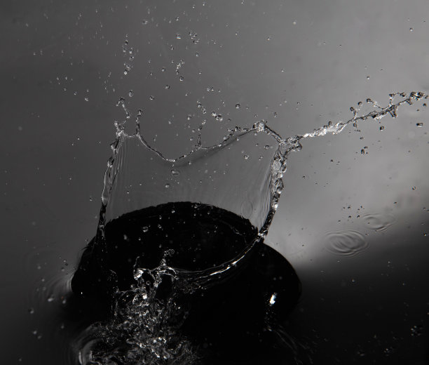 溅水在孤立的黑色背景的图形资源修饰饮料食物镜头图片下载