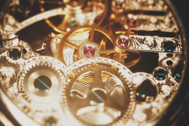 在明亮的灯光下，手表错综复杂的内部图片下载