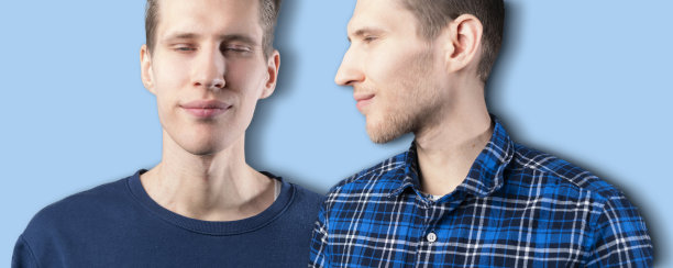 同一个微笑的家伙在理发店里刮胡子前后，刮得很干净的脸和没刮的胡子图片下载