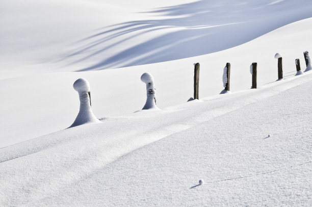 冬天的一天在奥地利山脉图片下载