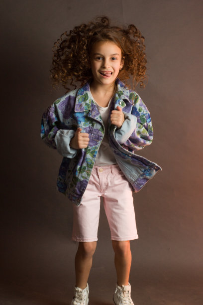 长卷发小女孩工作室肖像图片下载