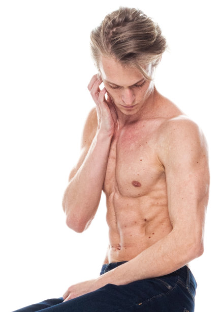 白人年轻男性穿着裤子站在白色背景前图片下载