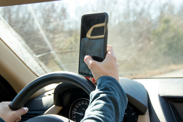 拍照和开车的女人图片下载