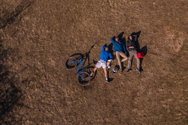 享受大自然的朋友图片下载