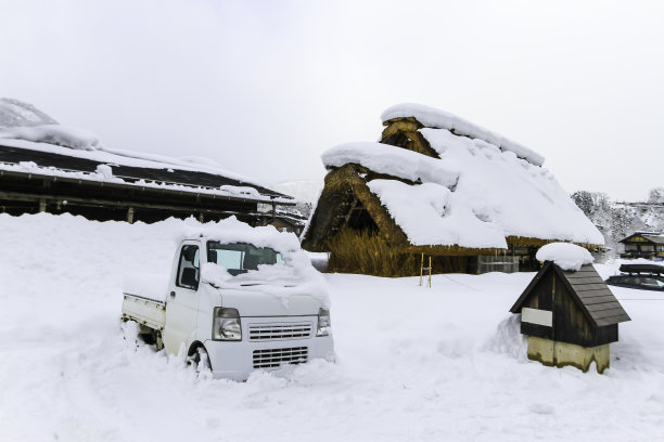 日本高山白川市大雪。图片下载