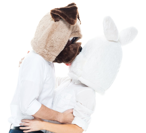 年轻男女商人在白色背景下戴着面具伪装图片下载