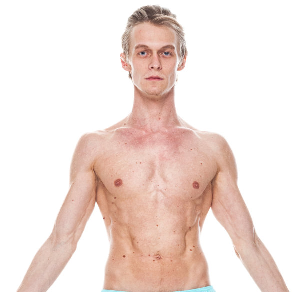 白人年轻男性穿着泳衣站在白色背景前图片下载