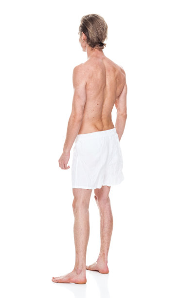 白人男性穿着平角短裤站在白色背景前图片下载