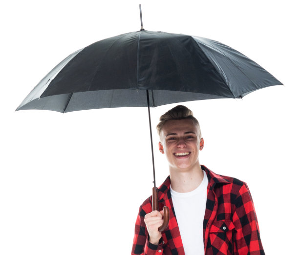 白人男性穿着裤子拿着伞站在白色背景前图片下载