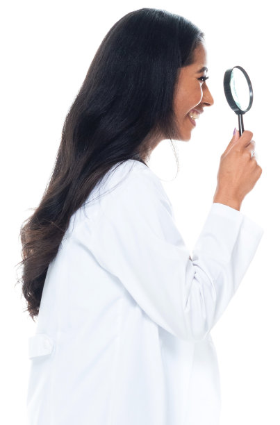 z一代女侦探站在白色背景前，穿着实验服，拿着放大镜图片下载