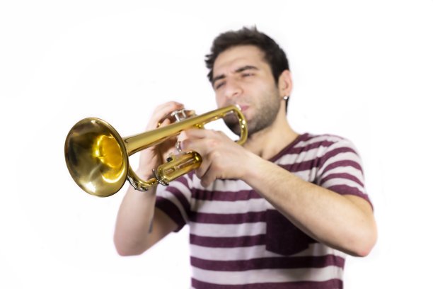 吹奏乐器的喇叭手，闭着眼睛，白色背景图片下载