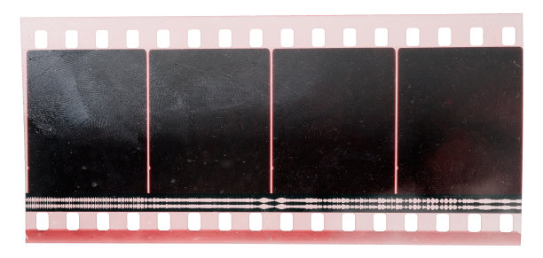 长35毫米胶片或胶片带，空白框架或单元在白色背景，真正的电影色调胶片材料与光学声波。图片下载