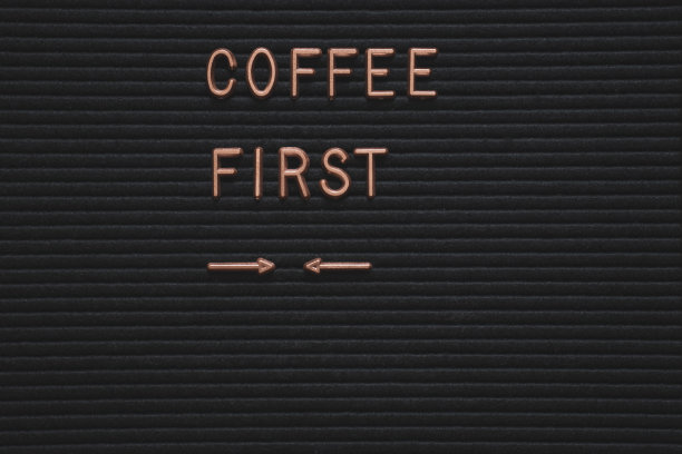 咖啡首词在现代板在白色背景，俯视图。头顶上，平躺着，从上面看。鲜榨咖啡豆的红色咖啡杯图片下载